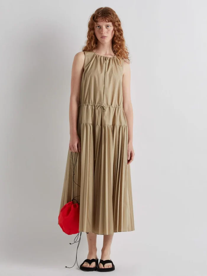 Vestido evasê com plissado