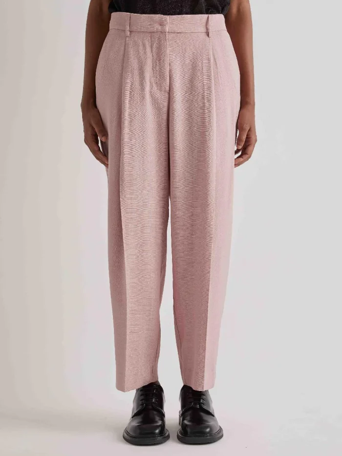 Calça clássica com pregas